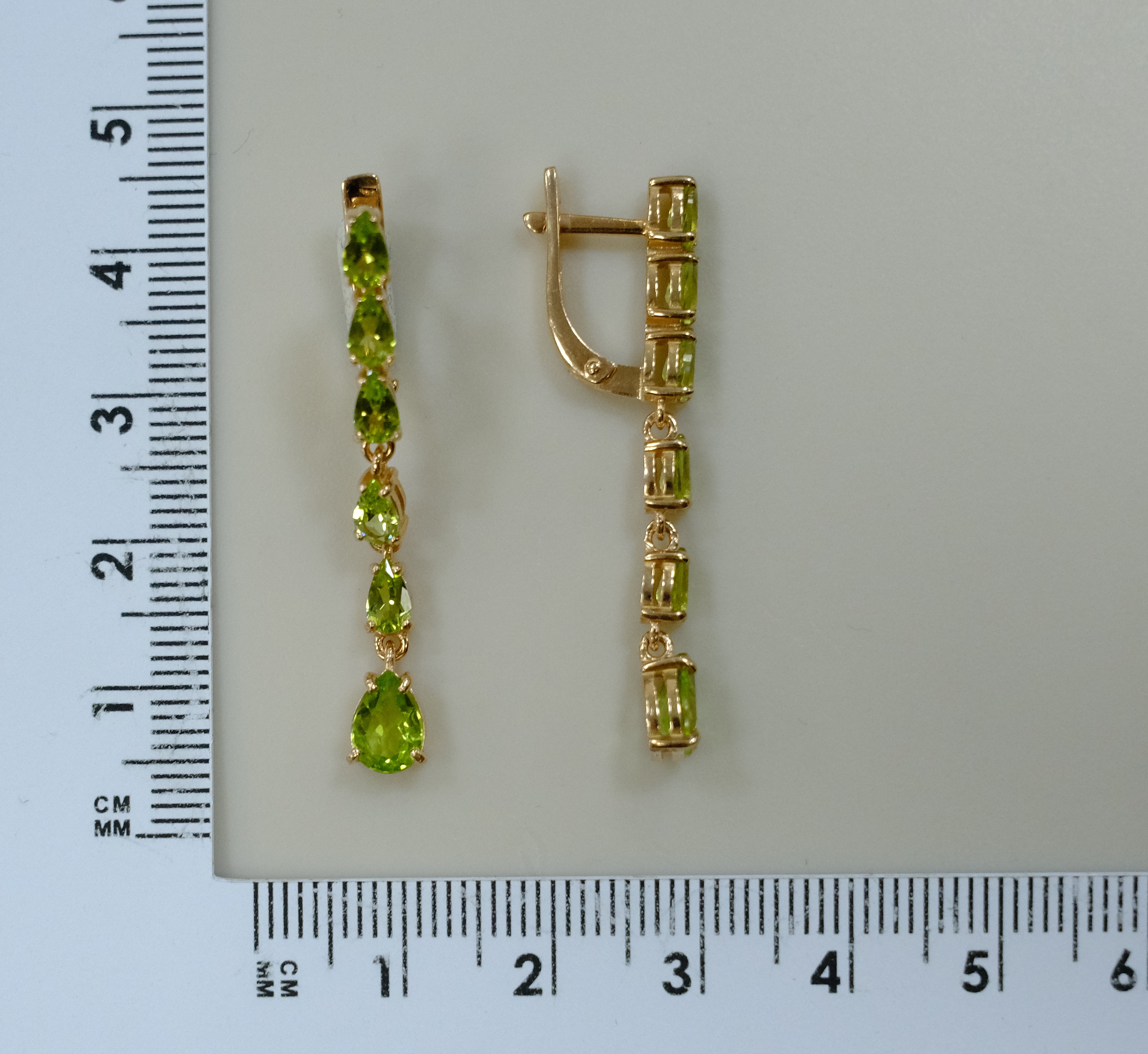 Серебряные серьги с хризолитами